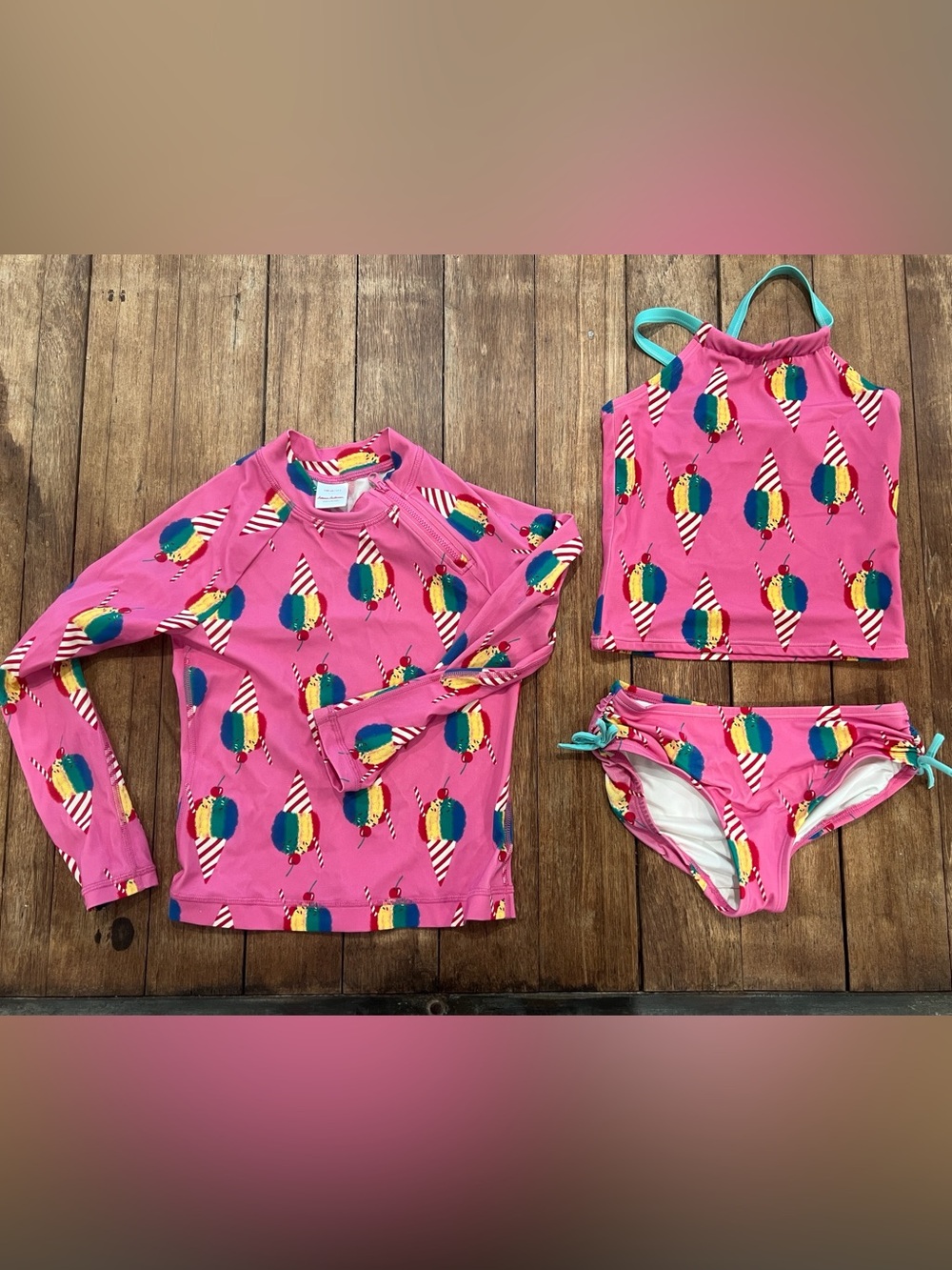 Hanna Andersson swim US 8 / 130 cm.
Rashguard, top and bottom ice cream cone.